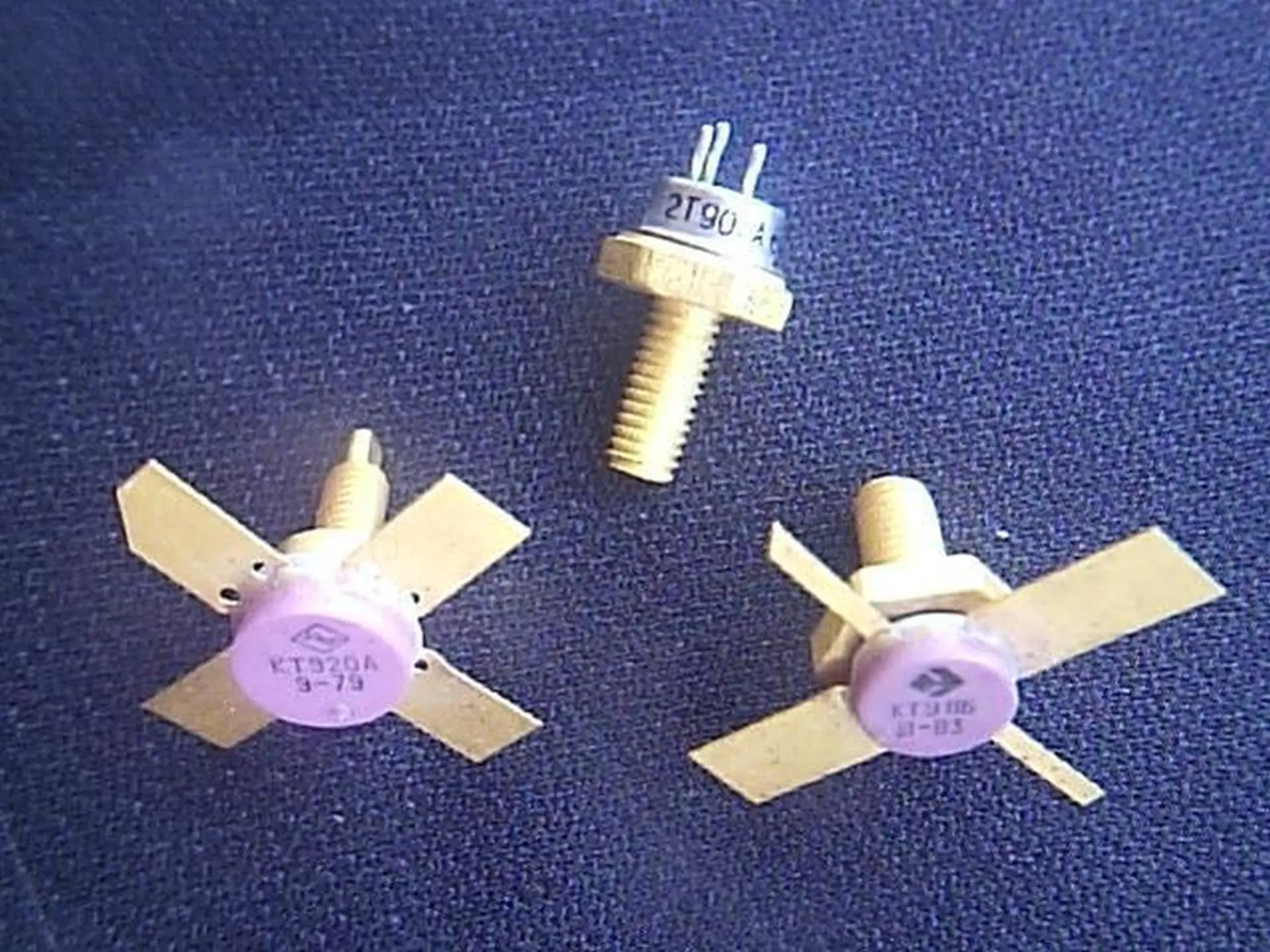 Транзисторы 2Т907, КТ911 и КТ920.